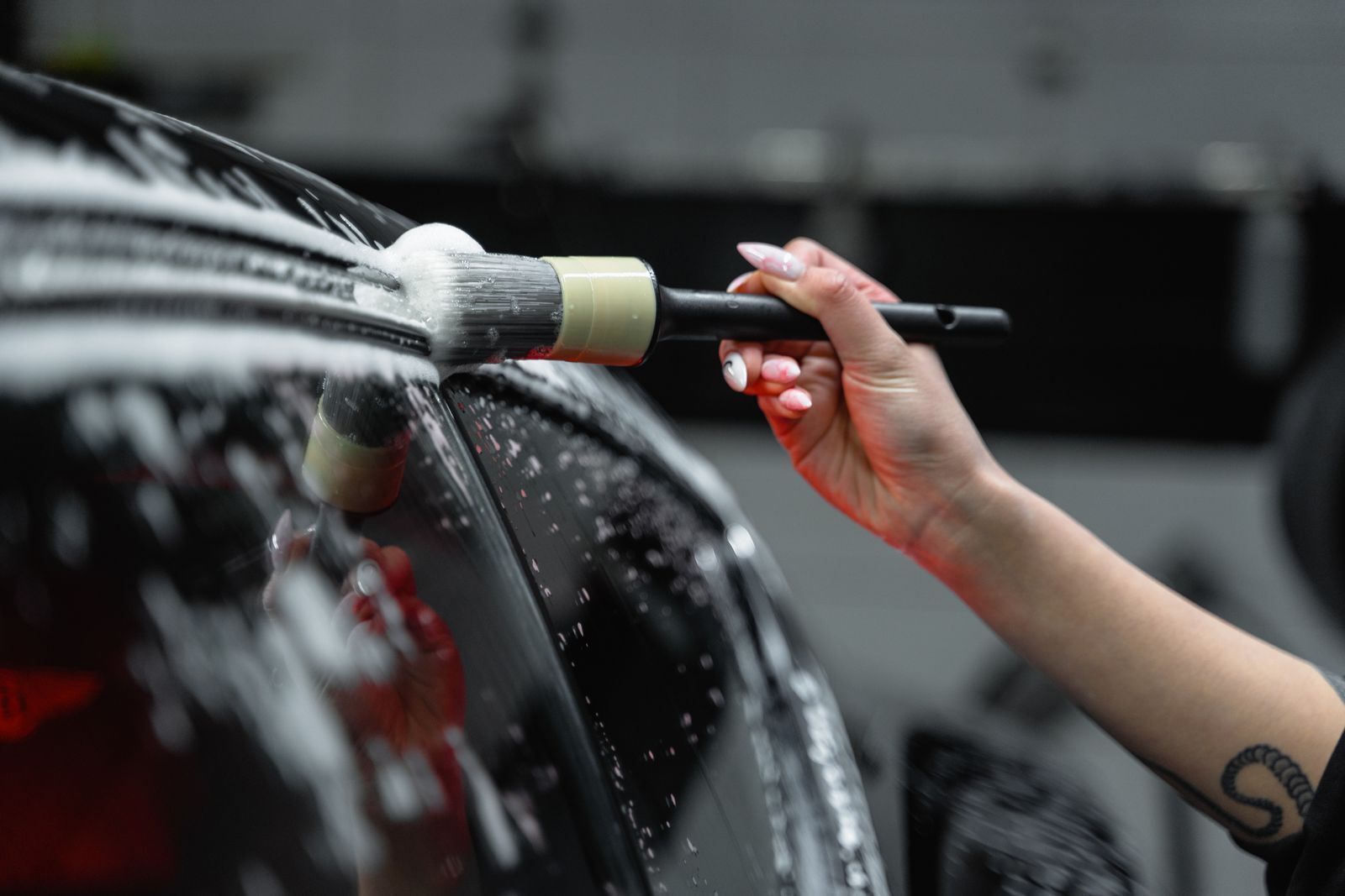Pensulele de detailing: emblemele, grila și rosturile pe care mănușa nu le prinde